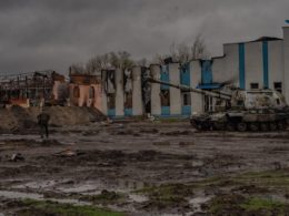 Знищена російська техніка в місті Тростянець Сумської області. Фото: Bel Trew