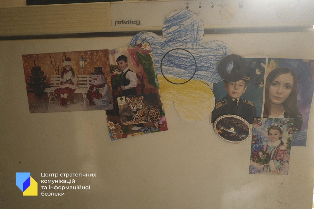 Холодильник у літньому  будинку на подвір'ї Анни Іванівни, де жив її онук з дружиною та трьома дітьми