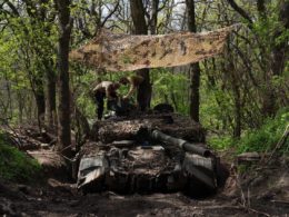 Українські військові на танку. Фото: Evgeniy Maloletka