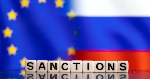ЄС затвердив десятий пакет санкцій проти рф, а російські пропагандисти знайшли «двійника» Зеленського. Головні новини 25 лютого