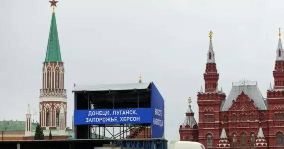 Смішний референдум та гнітючі обличчя: «антиколоніальний борець» Путін оголосив про нові українські колонії