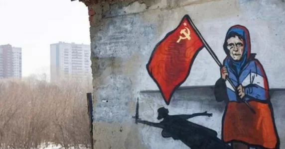 Бабця з червоним прапором: як провалилася російська пропаганда