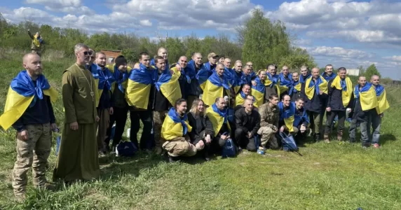 Повернення з ворожого полону 45 воїнів і загибель шістьох піротехніків ДСНС на Херсонщині. Головні новини 6 травня