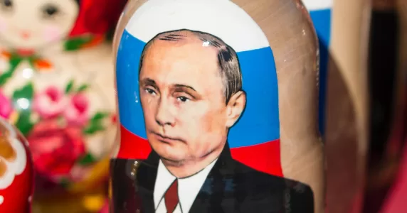 Століття фальшивих прапорів: Як Росія залякує світ, прикриваючись квазіреспубліками на Сході України