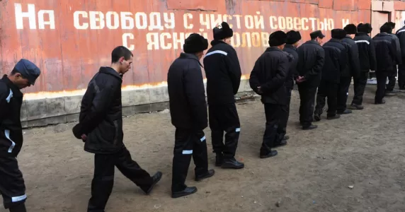 Як Путіну продали зеків за ціною «три в одному»: дайджест пропаганди за 7 грудня