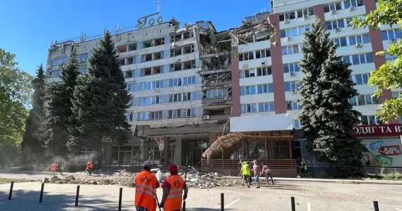 Росія обстріляла центр Миколаєва, а у Вінниці крилатими ракетами вбила щонайменше 23 людини. Головне за 14 липня