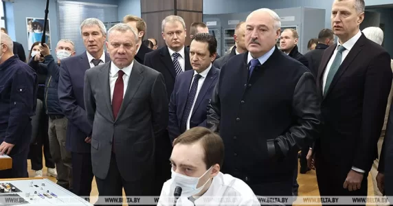 «Молодий енергійний Лукашенко впевнено керує країною»: про що брехала білоруська пропаганда минулого тижня