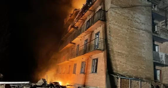 Окупанти влаштували масовану атаку дронами та поцілили ракетами в житловий будинок у Запоріжжі. Головні новини 22 березня