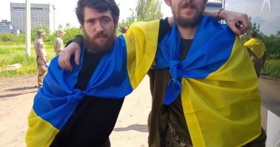 З полону в Україну повертаються 106 воїнів, а роспропаганда сіла в калюжу з Залужним. Головне за 25 травня