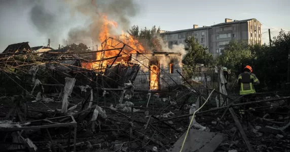 Українські військові завдали удару по Антонівському мосту біля Херсона, а Росія випустила 21 ракету по Миколаєву. Головне за 27 липня