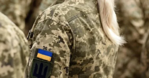 Мережею шириться відео з «вагітною жінкою-медиком, яку мобілізували в Одесі». Воно – фейкове