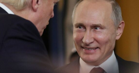 Ботоферма кремля атакує Трампа за слова про Путіна, який «геть з’їхав з глузду»