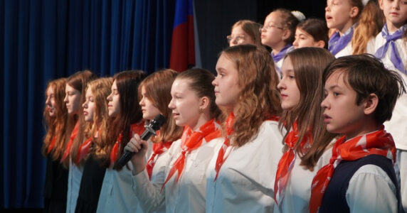Росіяни нав’язують школярам в окупації свої «цінності» через піонерські краватки